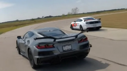 改装野马 Shelby GT500 与 Corvette Z06 比赛 绝对毁灭接踵而至